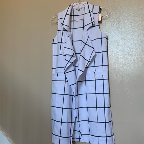 Gianni Bini Jackets & Blazers - Black and white Gianni Bini open vest